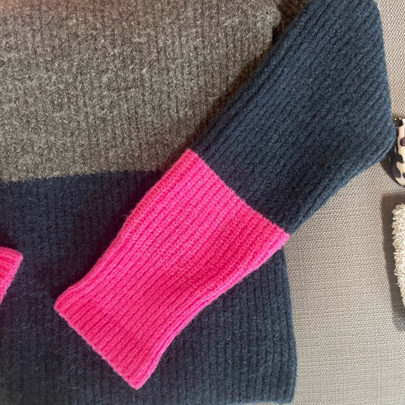 Women’s Banana Republic Color block sweater . Size small - Picture 3 of 5